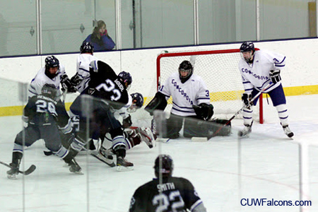 Men’s Hockey falls to Lake Forest on the road